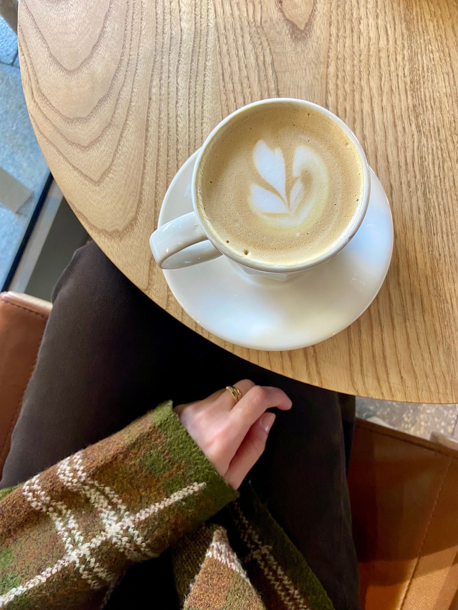 ラテアートが施されたコーヒーカップ
